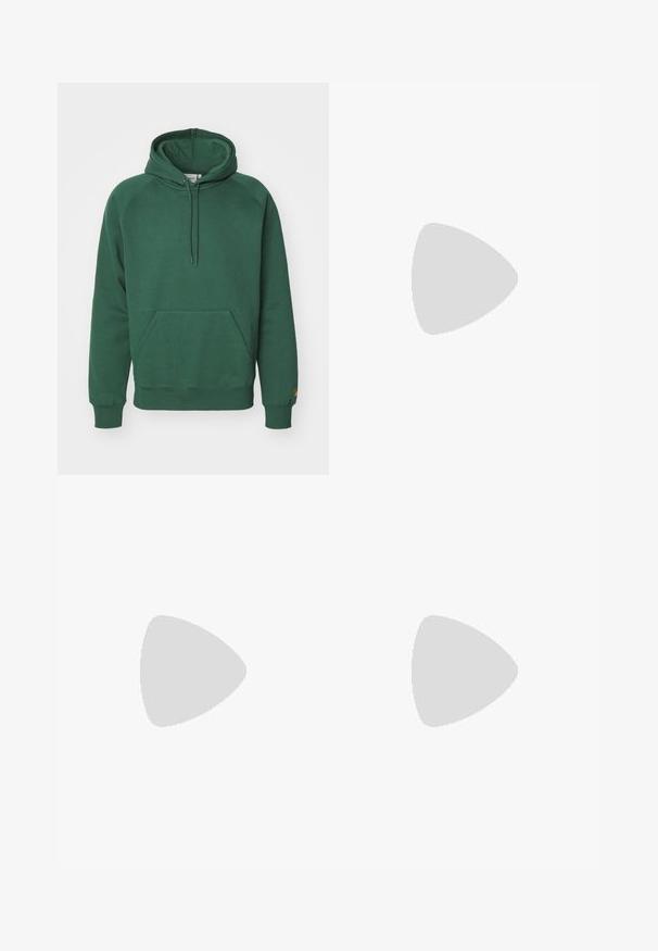 Carhartt WIP HOODED CHASE - Sweatshirt - sycamore tree/gold; Hellblaue Jeans aus Denim mit geradem Bein, ausgestattet mit einer mittelhohen Taille, fünf Taschen sowie einem Knopf- und Reißverschluss.; Schwarze Lederloafers mit einem fransenverzierten Akzent, ausgestattet mit einer robusten schwarzen Sohle und gelber Naht entlang der Kante. Texturierte Oberfläche.; Dreischichtige Halskette aus Silbermetall mit schlanken, flexiblen Ketten mit leichtem Glanz, gesichert mit einem Karabinerverschluss und verstellbarer Kette.