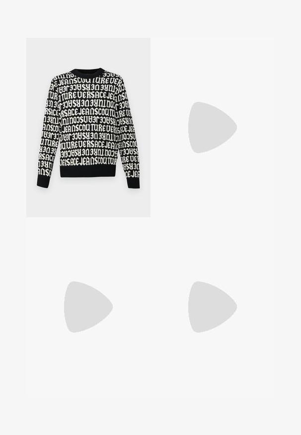 Maglione nero lavorato a maglia con testo bianco che ripete "VERSACE JEANS COUTURE" in varie orientazioni. Collo e polsini a costine.; Pantaloni sportivi neri realizzati in morbido tessuto, con vita elastica e cordino, gambe affusolate e polsini elasticizzati alle caviglie.; Sneaker nere in pelle con accenti bianchi, dettagli del logo rotondo, punta perforata e suola a contrasto. Presentano lacci bianchi e branding.; Occhiali da sole bianchi con lenti grigie, forma rettangolare e dettagli testurizzati ai lati. Presentano dettagli in hardware dorato.