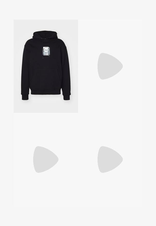 Sudadera negra de tejido suave, con un gráfico centrado de una cara sonriente. Cuenta con un bolsillo frontal y una capucha ajustable con cordón.; Camiseta de Adidas en gris carbón con mangas cortas y un pequeño gráfico en neón verde de altavoces, sol y el logo de Adidas en el lado izquierdo del pecho.; Pantalones de mezclilla gris de corte relajado, con parches desgastados en las rodillas, costuras en contraste y un pequeño logo en el costado.; Zapatillas en blanco y negro con parte superior de ante y cuero, que presentan tres franjas blancas, una puntera perforada y una suela de goma.