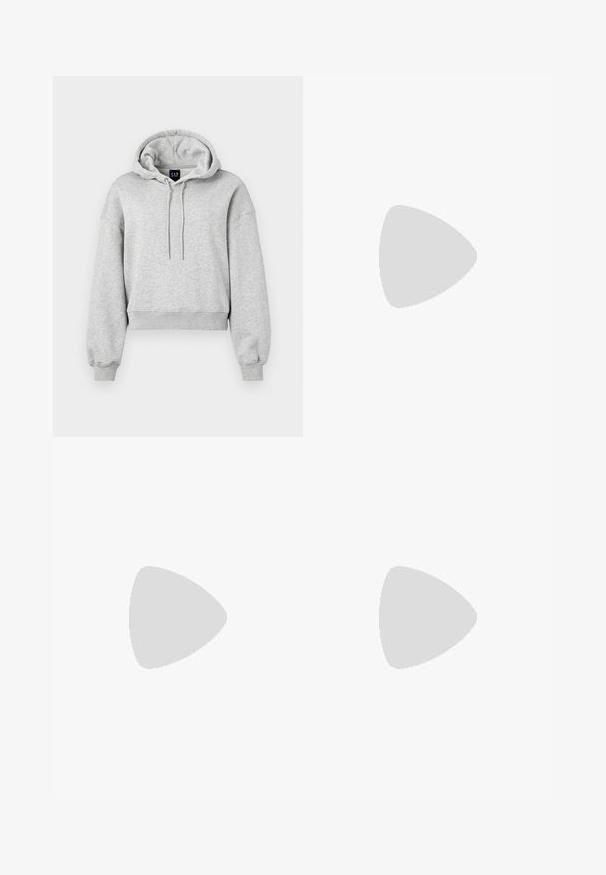 Grå cropped hettegenser laget av mykt stoff, med snøring i hetta, ribbestrikkede mansjetter og avslappet passform. Merkevaren er vist på halslinjen.; Mørkeblå denim bermudashorts med snor i livet, med standard beltehemper og synlig sømdetaljer.; Hvit høy-skinn kanvas sneakers med svart gummisåle, gummitåhette foran og seks hull for snorer, med et rent, minimalistisk design.; Rød lærveske med en vinklet, geometrisk design. Har en enkelt justerbar stropp og en klaffelukking med sydd detaljer.