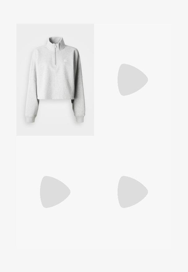 Sweatshirt cortado cinza claro com colar alto e fecho de meio zíper. Apresenta mangas largas e um pequeno logótipo branco no peito. Material em mistura de algodão.; Calças de ganga largas pretas com riscas laterais brancas, apresentando bolsos frontais, fecho com botão e um logótipo discreto perto da cintura.; Tênis brancos de desporto com riscas roxas e solas de borracha castanha, apresentando atacadores redondos e um colarinho acolchoado. Usados com calças de ganga escuras.; Óculos de sol brancos com um design ousado e oversized e lentes espelhadas, apresentando armações de plástico lisas e curvas acentuadas.