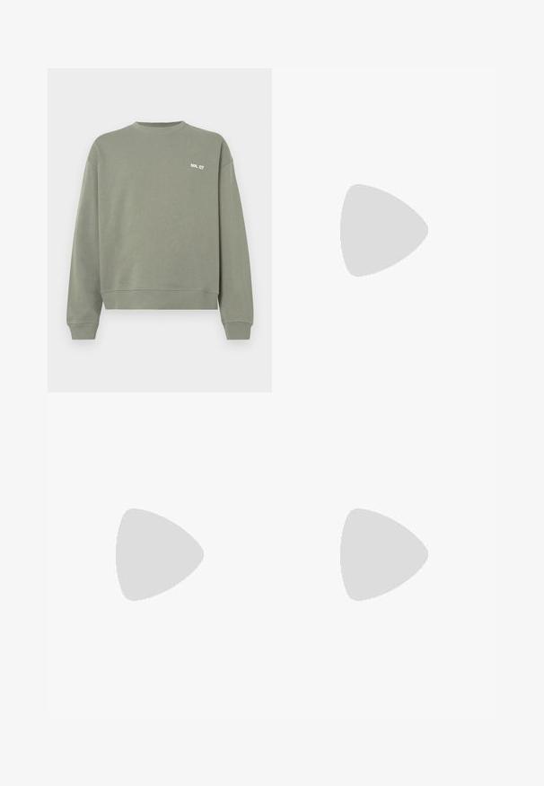 Sweatshirt verde măsliniu fabricat din bumbac, cu guler rotund, manșete cu nervuri și un mic logo alb pe piept.; Cămașă albă cu guler clasic, mâneci lungi și tiv rotunjit; are un mic logo portocaliu în partea stângă jos.; Jeans din denim uzat, de culoare verde deschis, cu un croi drept, design cu cinci buzunare, și decolorare inegală cu stropi de vopsea.; Cizmă de gleznă din întoarsă de culoare bej, cu guler negru căptușit, ochiuri din metal auriu, detalii de cusătură albă și talpă din cauciuc robustă, cu un model pronunțat.