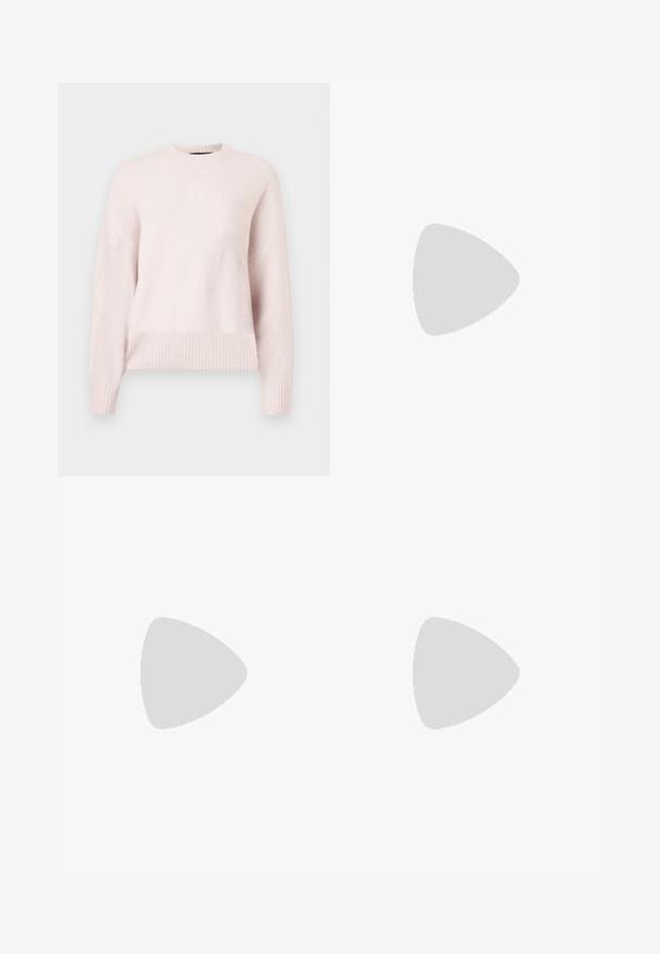 Svetlo roza pulover z okroglo ovratnico in rebrastimi manšetami. Tkanina izgleda mehko in udobno, primerno za vsakodnevno nošenje.; Sive pletene kratke hlače z teksturiranim vzorcem, z ribastim pasom in nastavljivim vrvico. Kratka dolžina, mehak material.; Bela antilopova gležnjača s platformom, okruglim vrhom i dekorativnim šavovima; ima uvučenu petlju straga za lakše oblačenje.; Rjava usnjena torbica z ramenskim ročajem, ukrivljene oblike, minimalnim šivom in zlato-tonirano kovinsko dekoracijo. Ima zgornje zapiranje na zadrgo in nastavljiv trak.