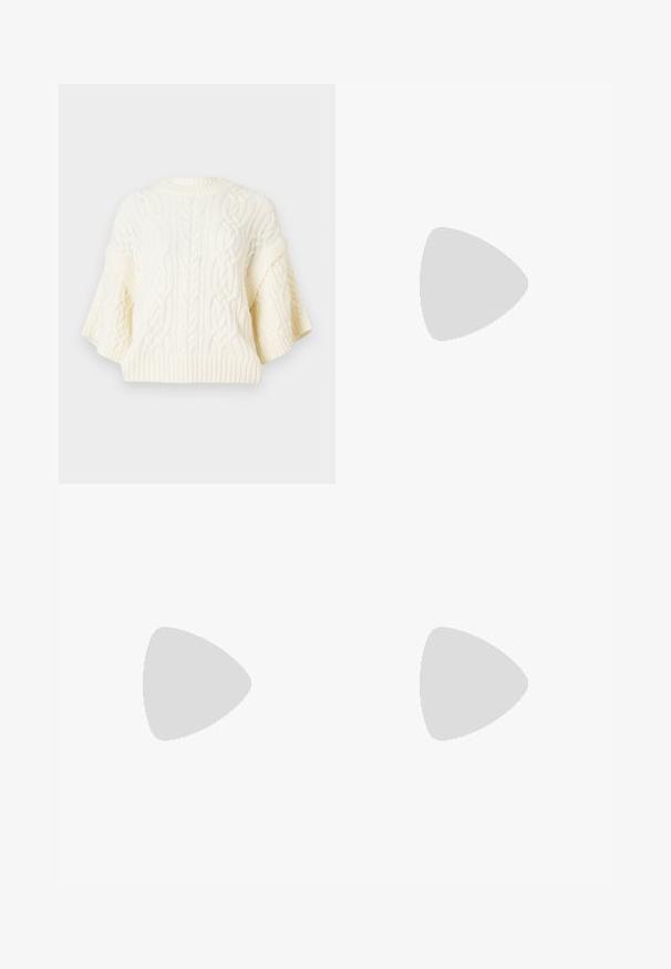 Pull en maille blanche avec motifs en relief, manches courtes larges et ourlet côtelé. Tissu texturé au toucher doux.; Jean en denim bleu à jambes larges, avec une fermeture à bouton et à lien, doté d'un délavage et de coutures visibles.; Bottines en suède beige avec bout rond, détails cousus, tirant à l'arrière et semelle en caoutchouc texturé. Conçues pour le confort et la chaleur.; Boucles d'oreilles en or avec un design lisse et arrondi ; surface polie et fermeture ouverte, présentant une couture subtile pour le maintien.