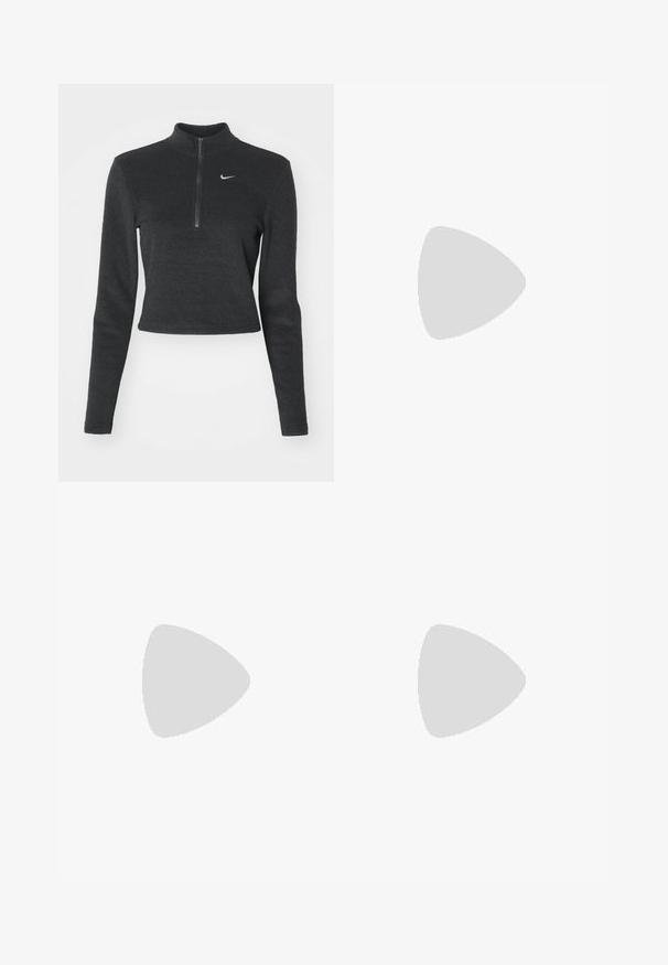 Czarny, krótki sweatshirt Nike z wysokim kołnierzem, długimi rękawami i zamkiem błyskawicznym z przodu. Posiada małe, białe logo Nike na klatce piersiowej. Miękka tekstura.; Czarne dżinsowe spodnie o luźnym kroju, z kontrastowymi szwami, dwoma przednimi kieszeniami oraz wysokim stanem. Tkanina jest gładka z delikatnym połyskiem.; Czarne buty sportowe Nike mają siateczkową cholewkę z błyszczącymi akcentami, czarne sznurówki i teksturowaną podeszwę. Połączone z białymi, prążkowanymi skarpetami.; Białe okulary przeciwsłoneczne o wyrazistym, przerośniętym designie i lustrzanych soczewkach, charakteryzujące się gładkimi plastikowymi oprawkami i akcentowanymi krzywiznami.; Srebrne kolczyki na kółkach o polerowanym wykończeniu, z okrągłym wzorem i bezszwowymi zawiasami, charakteryzujące się gładką teksturą.