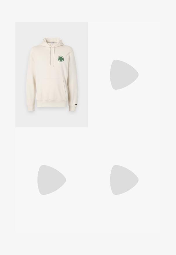 Sudadera blanca con capucha, bolsillo frontal tipo canguro, logo bordado verde con un motivo de tenis y el texto "LACOSTE PARIS", y puños acanalados.; Camiseta de manga larga negra de algodón, con escote redondo y un pequeño logo de cocodrilo bordado en verde en el lado izquierdo del pecho.; Jeans de mezclilla azul claro con un corte amplio, piernas rectas, diseño de cinco bolsillos y cierre de botón en la cintura. Detalle de costura minimalista.; Zapatillas Lacoste en gris oscuro con material de malla y sintético, que cuentan con una suela texturizada y detalles en marrón en el cuello y la marca.