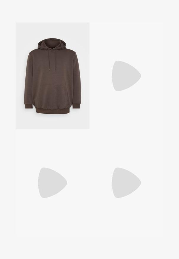 Felpa marrone realizzata in tessuto morbido, con tasca frontale, cordini e polsini e orlo a costine. Design semplice senza motivi.; Jeans in denim nero a gamba dritta con chiusura a bottone e zip, passanti per cintura e tasche anteriori e posteriori.; Sneakers Nike Dunk in bianco e nero con tomaia in pelle, punta perforata, lacci neri e suola in gomma nera con design della tacco.; Borsa in tessuto nero con un motivo trapuntato e texture. Forma arrotondata, manici corti e spessi, e una struttura morbida e flessibile.