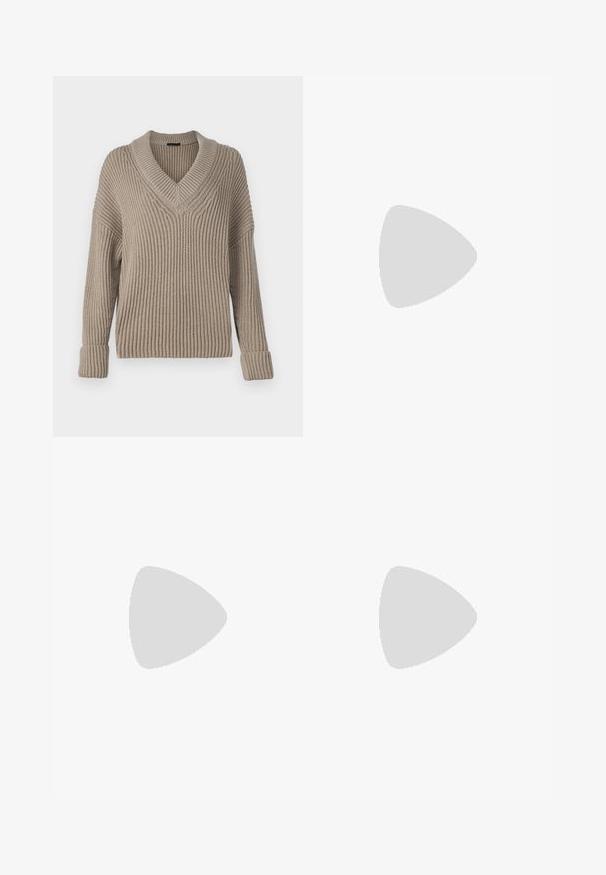Beige gebreide trui met een V-hals, ribbelstructuur, dropped shoulders en opgerolde mouwen. Kenmerkt zich door een losse, comfortabele pasvorm en een gemiddelde dikte.; Zwarte op maat gemaakte broek met een recht model, voorzien van een soepele textuur en scherpe plooien aan de voorkant. Geen zichtbare hardware.; Zwarte leren slingback hakken met een spitse neus, voorzien van een slanke hak en een goudkleurige accent op de verstelbare band. Gladde textuur.; Zwarte leren schoudertas met een zachte textuur, driehoekige vorm en verstelbare schouderriem, gecombineerd met een lichtblauw gestreept shirt en witte broek.