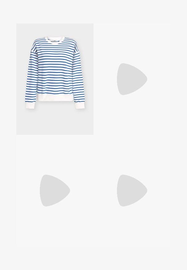 Sweat-shirt rayé bleu et blanc avec un col rond, des poignets et un ourlet côtelés, fabriqué en tissu doux en mélange de coton.; T-shirt blanc à manches longues en tissu doux et léger; doté d'un col rond et d'un ajustement légèrement décontracté; étiquette visible sur le côté.; Jeans taille haute et à jambes larges en denim bleu foncé avec une texture lisse, des coutures contrastantes et un design à cinq poches. Fermeture à bouton à l'avant.; Baskets basses avec un dessus synthétique blanc, des accents en suede rose et gris, une semelle en caoutchouc blanc texturé et des lacets colorés.