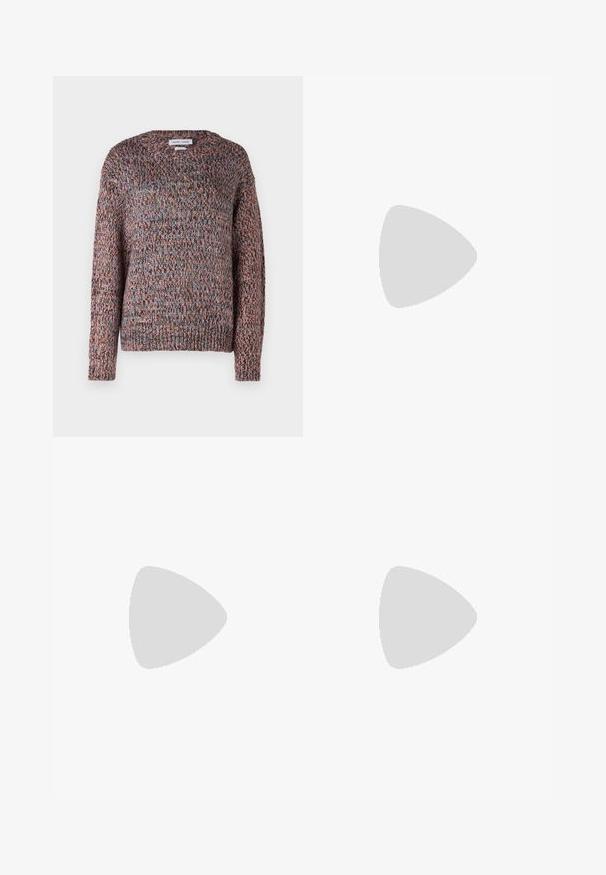 Pull en tricot épais avec un col rond, mettant en avant des fils multicolores dans des nuances de rose, bleu et marron. Poignets et ourlet côtelés.; Jean large en denim bleu clair. Avec taille haute, conception à cinq poches et fermeture à bouton. Coupe droite avec un ourlet net.; Bottine chelseas en cuir marron foncé avec des panneaux élastiques sur les côtés, semelle en caoutchouc noir épais et languette au talon pour un enfilage facile. Détail de surface texturé.; Sac à épaule en cuir marron au design décontracté, avec des accessoires en or et des coutures blanches contrastantes, tenu par une personne portant des vêtements en denim.
