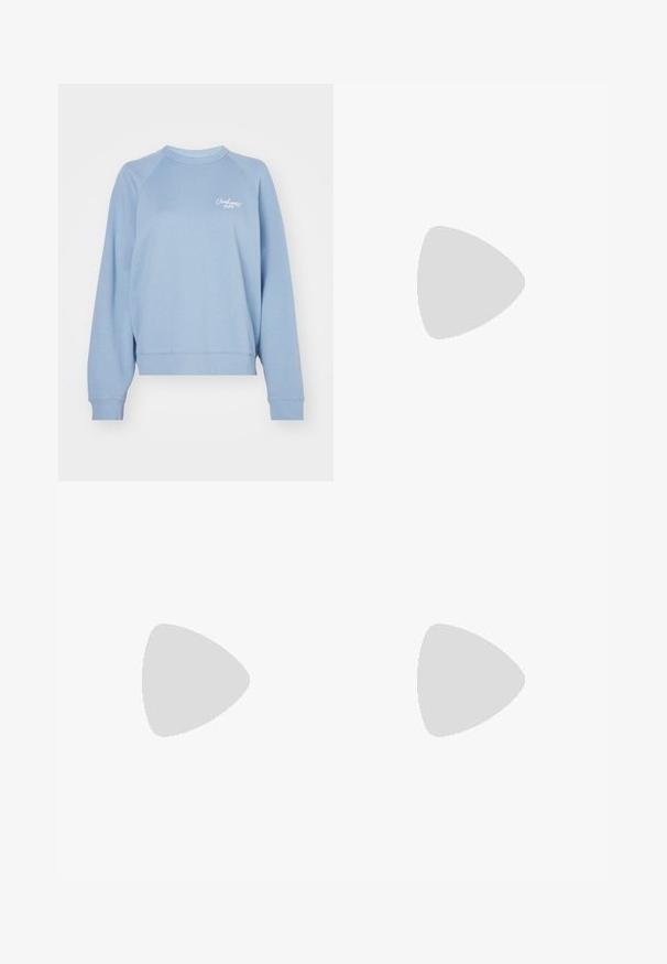 Carhartt WIP SIGNATURE - Sweater - dusty ice/white; Blauwe denim jeans met een ontspannen pasvorm, hoge taille, vijf-pocket ontwerp en stikselaccenten. Voorzien van een knoop- en ritssluiting.; Witte hoge sneakers van leer met een gevoerde kraag, geperforeerde neus, veters en een verstelbare enkelband; logo op de zijkant.; Zilveren oorbellen in de vorm van een gladde, gepolijste ring. Ronde vorm met een veilige kliksluiting. Lichtgewicht ontwerp, geschikt voor dagelijks gebruik.