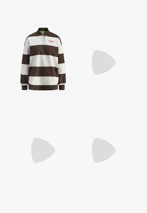 Brun och vit randig tröja med krage, har "SAN DIEGO California 1975" broderat i rött. Mjuk bomullsmaterial.; Svart läderkjol med veck, bred midjeband och två spänneaccent på sidan. Slät textur med en glansig finish.; Svart läderankelboot med en kraftig hög klack, snörning framtill, metalldetaljer och gula sömmar längs sulan. Texturerad gummisula.; Svarta rektangulära solglasögon med tonade blå linser, tjocka bågar och en gyllene cirkulär detalj på sidan. Slät, glänsande yta.; Burgundy handväska i syntetmaterial med en strukturerad design, som har ett avtagbart band och en scarf med blommönster knuten vid handtaget.