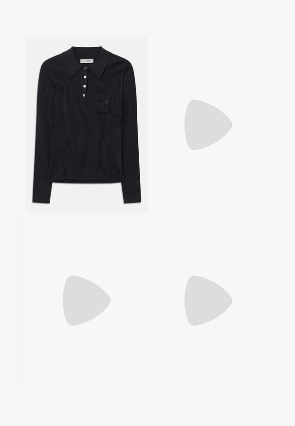 Svart ribbet strikket langermet polo-skjorte med krage, fire sølvknapper og en liten brystlomme med subtilt brodert logo.; Marinblå vide bukser med plissee, knaplukning og en glat tekstur. Designet for en løs og behagelig pasform.; Marineblå høyhælte skinnsko med spiss tå, som har en sølvfarget metallhatt og en blank sølvfarget stiletthæl.; Svart skinnkuvertveske med en gullkjede-rem, med en glatt tekstur, rektangulær form og preget merkevare på forsiden.