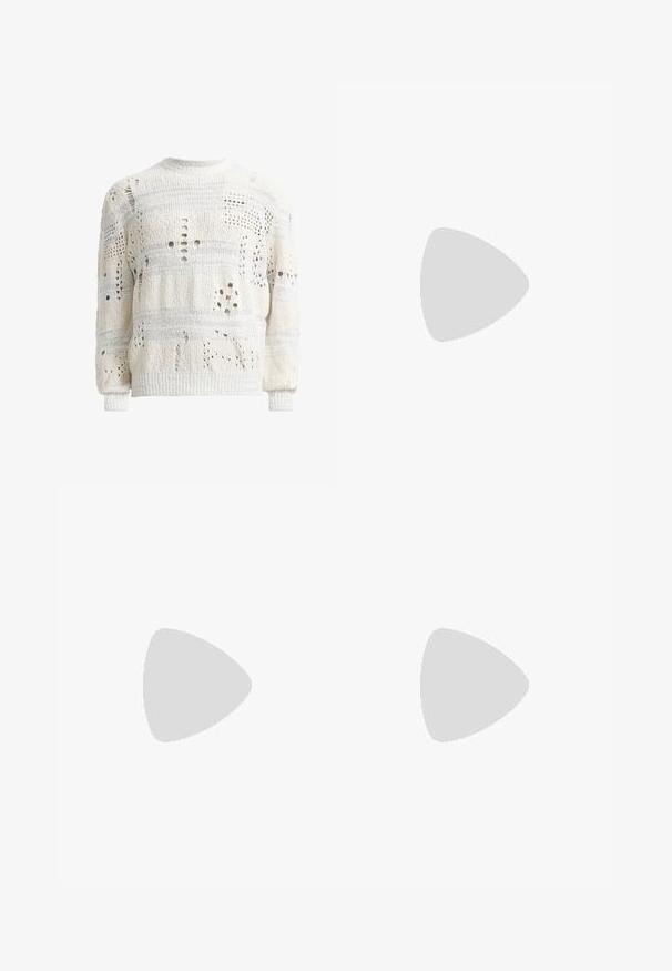 Biely pletený sveter s rôznymi výrezmi, ktorý má textúrovaný povrch a rebrované manžety. Dizajn s okrúhlym výstrihom a mierne oversized strih.; Biele béžové džínsy s rovnými nohavicami, ktoré majú päť vreciek, zapínanie na gombík a zips a jemné šitie.; Béžová semišová mokasína s prešitým špikom, jednoduchým obutím a čiernou gumovou podrážkou. Obsahuje jemné logo na boku.; Čierne a zlaté slnečné okuliare so štvorcovým tvarom, kovovým rámom, tmavošedými sklami a čiernymi koncovkami. Má dvojitý mostový dizajn.