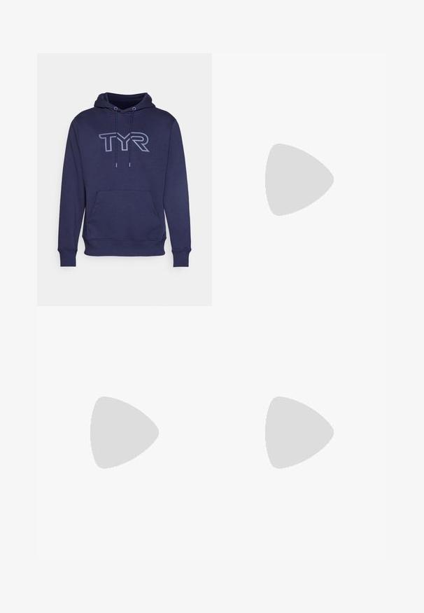 Temno modra kapuca iz mehkega materiala, z kenguru žepom in velikim logotipom TYR v svetlejšem odtenku spredaj.; Črna športna majica s kratkimi rokavi, narejena iz gladkega, lahkega materiala. Ima okroglo ovratnico in diskreten logotip na prsih.; Morske tapered hlače iz mehkega blaga, z elastičnim pasom, stranskimi žepi in gladko teksturo ter subtilnimi šivi.; Oseba nosi črne atletske superge z teksturirano stranjo in logotipom, v kombinaciji s črnimi nogavicami in skrajšanimi hlačami na svetli podlagi.