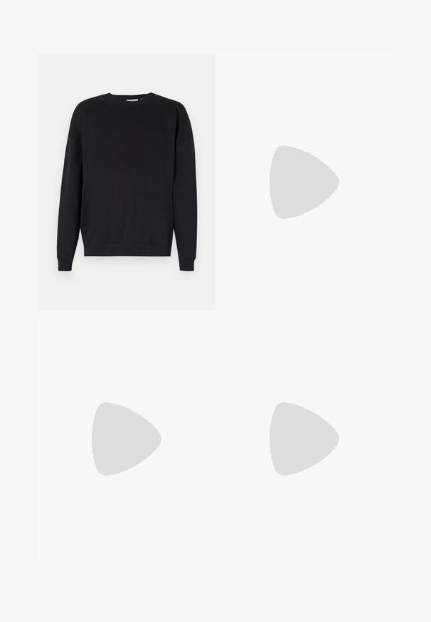 Sweatshirt preto feito de tecido macio, com decote redondo, ombros caídos, punhos canelados e uma bainha reta. Sem padrões ou logótipos visíveis.; Calças de algodão castanhas com um design de perna reta, apresentando um fecho com botão e passantes para cinto, textura suave sem padrões ou detalhes.; Sapatilhas pretas de cano baixo feitas de material sintético liso. Bico arredondado, design com atacadores e sola de borracha plana com acabamentos texturizados.; Óculos de sol pretos com armação octogonal, lentes escuras, acabamento brilhante, hastes finas e detalhes em dourado na parte frontal.