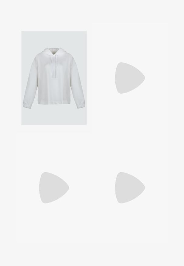 Biała bluza z kapturem wykonana z miękkiego materiału. Posiada sznurek w kapturze, obniżone ramiona i elastyczne mankiety. Prosty, minimalistyczny design.; Brązowe dżinsy o szerokich nogawkach, wykonane z denimu, z zapięciem na guzik z przodu, pięcioma kieszeniami oraz widocznymi detalami szwów.; Zamszowe klapki w jasnoszarym kolorze z dwoma regulowanymi klamrami, korkowym śródstopiem i teksturowaną gumową podeszwą.; Słoneczne okulary w kratkę w kształcie prostokąta, z soczewkami w zielonym odcieniu i wzorzystymi ramkami z acetatu. Posiadają metalowe akcenty w pobliżu soczewek.