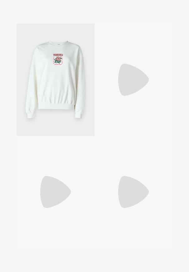 BDG Urban Outfitters TOHOKU ROSE  - Φούτερ - ecru; Ανοιχτό μπλε ψηλόμεσα παντελόνια φαρδιές μπατζάκια με κλείσιμο μπροστά με κουμπί και φερμουάρ, μπροστά και πίσω τσέπες, σε λευκό φόντο.; Καφέ σουέντ αθλητικό παπούτσι με τρεις σκούρες ρίγες, υφασμένο κορδόνι στη μπροστινή πλευρά και αντίθετη μαύρη φτέρνα. Διαθέτει λαστιχένια σόλα και χρυσό λογότυπο.; Καφέ δερμάτινη τσάντα tote με λεία υφή, ανοιχτό σχέδιο και δύο λουριά ώμου. Διαθέτει ελάχιστη ραφή και χωρίς ορατά μεταλλικά εξαρτήματα.