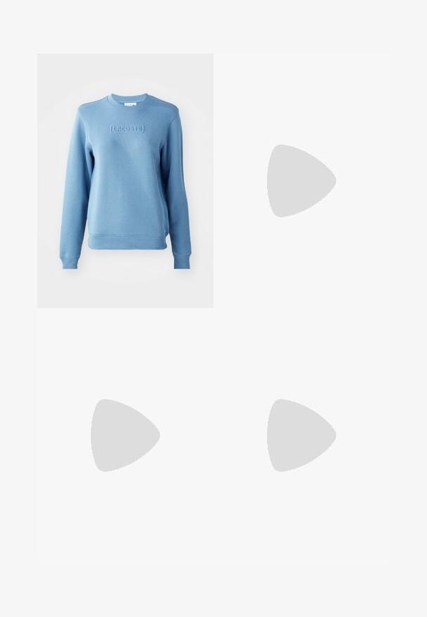 Sudadera azul claro con cuello redondo acanalado y mangas largas. Presenta el logotipo" LACOSTE "embosado en la parte frontal y una textura de tela.; Vaqueros de pierna ancha de color azul oscuro, fabricados en denim, con cintura alta, costuras naranjas, diseño de cinco bolsillos y cierre de botón.; Sneaker blanca con un acabado suave, acento negro en el talón y diseño de cordones. Presenta la marca "Calvin Klein" en el lateral. Estilo minimalista.; Pendientes de aro de oro con un diseño liso y redondeado y un acabado brillante, que cuentan con un cierre para asegurar. Grabados con "DKNY".