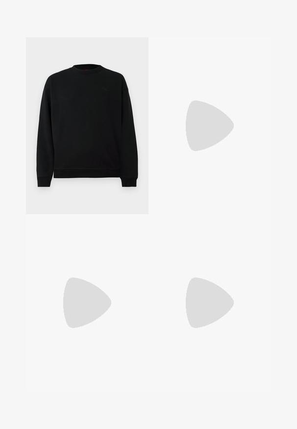 Svart sweatshirt laget av myk stoff, med rund hals, ribbede mansjetter og et lite emblem på brystet. Enkelt, uforfalsket design.; Svart denimjeans med rett ben-design, som har front- og baklommer, subtil fading og metallknapp i lukking.; Svarte joggesko med en teksturert overdel som har grå striper. Tykk såle for demping, rund tå og flate snører for en sikker passform.; Mindre sekk i mørkeblå tie-dye mønster med glidelås på toppen, teksturert materiale og en fremtredende logo detalj på fronten.