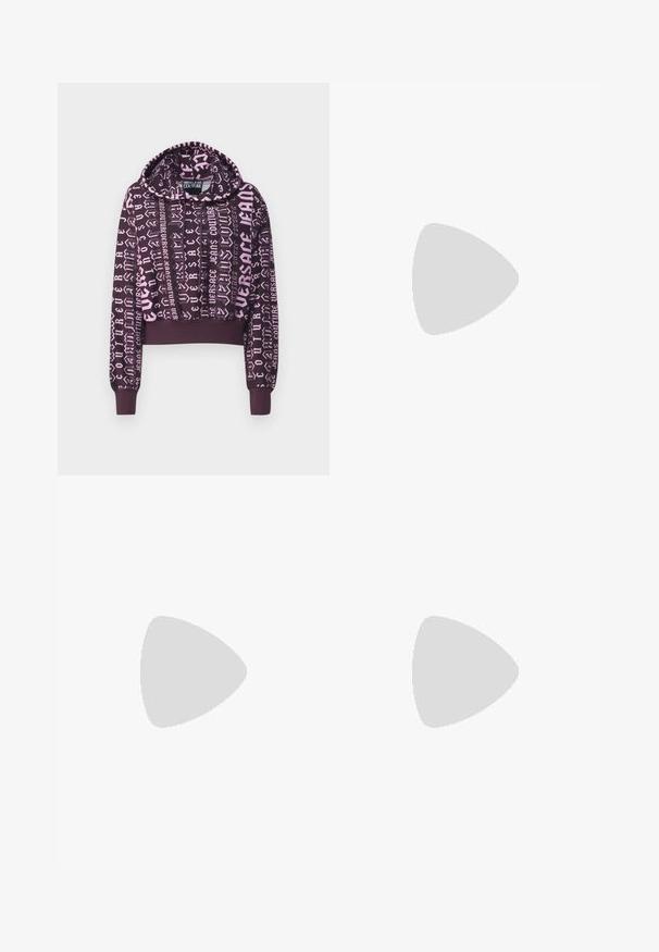 Felpa cropped viola con grafiche testuali rosa, dotata di cappuccio, maniche lunghe e polsini e orlo a coste.; Jeans neri a zampa d'elefante realizzati in tessuto misto cotone, con due tasche frontali, chiusura a doppio bottone e una leggera lucentezza su un finish preciso.; Décolleté in pelle verniciata nera con punta affilata, caratterizzato da una sezione ritagliata e una fascia elastica con il nome del marchio in rilievo.; Occhiali da sole bianchi a forma ottagonale con lenti scure. Presentano dettagli in ottone dorato e un design testurizzato sulle aste.