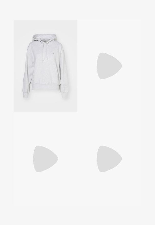 Carhartt WIP HOODED CASEY - Sweatshirt - ash heather/silver; Weiße Denim-Hosen mit hoher Taille und weit geschnittenem Bein. Mit einem Knopf- und Reißverschluss, Gürtelschlaufen und dezenten Nähten.; Blaue Wildlederschuhe mit rosa Streifen und weißen Schnürsenkeln, ausgestattet mit einer Gummisohle, kombiniert mit lockeren Jeanshosen auf einer grünen Fläche.; Schwarze Umhängetasche aus strukturiertem synthetischem Material. Verfügt über ein eingeprägtes Logodesign und einen verstellbaren Riemen. Mit Reißverschluss geschlossen.