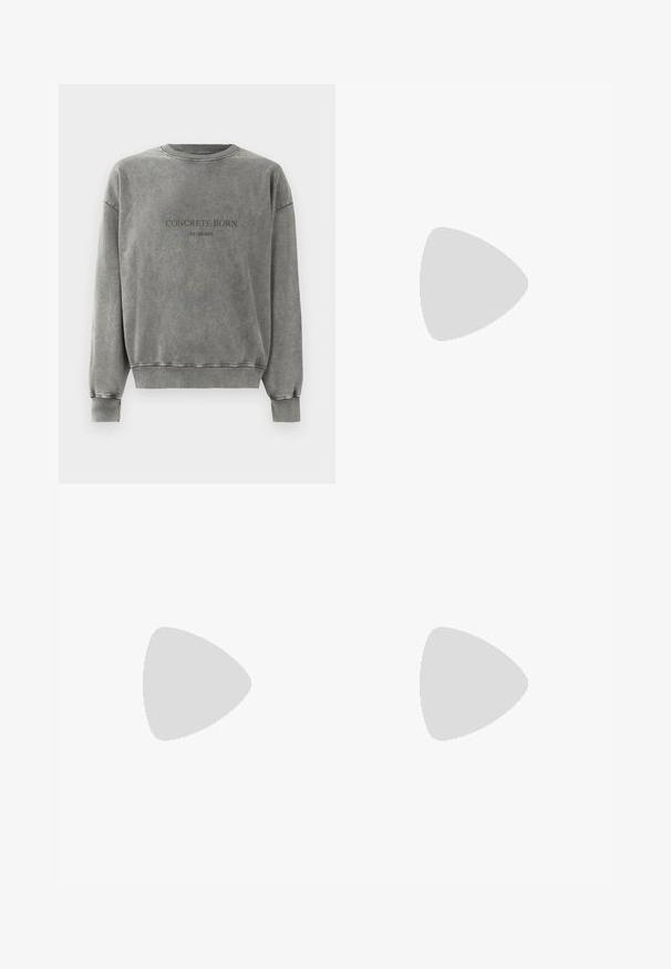 Halliset halli varrukatega crewneck särk, ribiga varrukate ja hemiga, millel on tekst "KONKREET NEELDUMISEST" ja selle all väiksem tekst.; Mustad laiad püksid, mis on valmistatud puuvillase segukanga, millel on nööbikinnitus, vöökohad ja sile tekstuur, ilma nähtavate mustriteta.; Filling Pieces MONDO GAME - Tossud - light blue; Must have ristkülikukujuline must kott, mis on valmistatud sileda materjaliga. Omab ülemist tõmblukk, reguleeritavat rihma ja valget teksti: "HAN KJØBENHAVN."