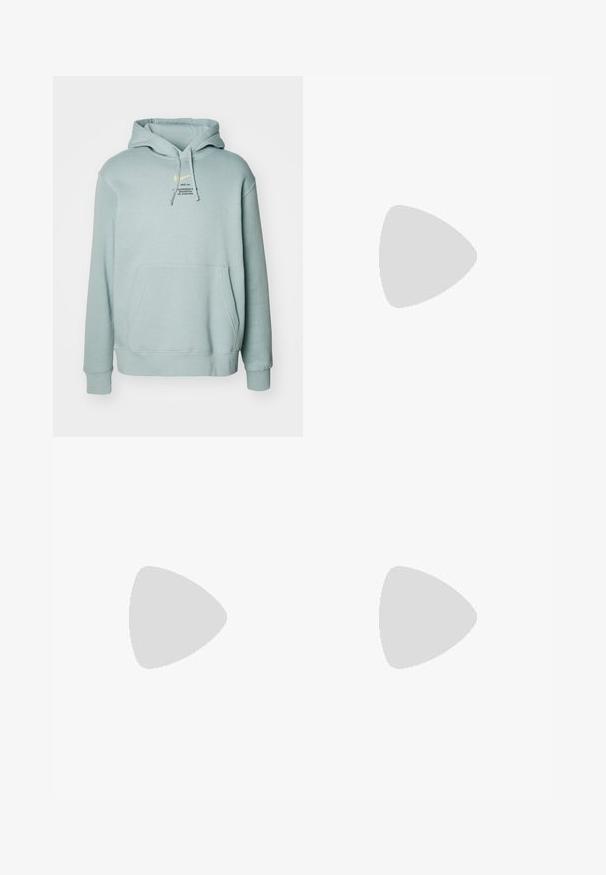 Nike Sportswear HOODIE - Sportinis megztinis - light pumice; Juodas medvilninis Nike marškinėliai su klasikinėmis apykaklėmis, trumpomis rankovėmis ir subtiliu, įspaustu logotipu ant krūtinės. Sklandus tekstūra.; Juodi, su elastiniu juosmeniu sportiniai kelnės su laisvu siluetu, suapvalintais kulkšnimis, lygia tekstūra ir be matomų raštų ar metalinių akcentų.; Juodos suedinės Nike sneakers, su balta vidurio padu, raudonu logotipu ir matoma oro sistema. Apvalus nosis ir tekstūruotos raišteliai užbaigia dizainą.