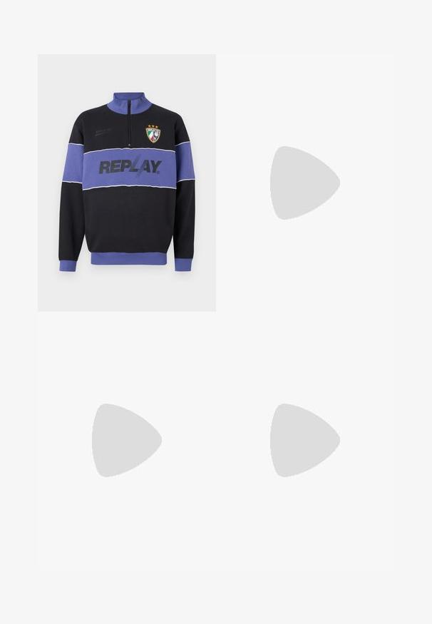 Svart og lilla halv-zip sweatshirt med "REPLAY" logo over brystet og Replay FC-emblem med tre stjerner på øvre venstre side.; Svart bomull t-skjorte med brysttrykk som leser "HUSPLANTER" i hvit stilisert skrift med "Levi's" under. Klassisk crew-hals.; Mørkeblå denimjeans med rett passform, synlige sømmer, to frontlommer og glidelås i gylfen. Stoffet har en jevn tekstur.; Hvite slip-on joggesko med teksturert overflate, tykk såle og minimalistisk design. Har merkevarelogo på siden.
