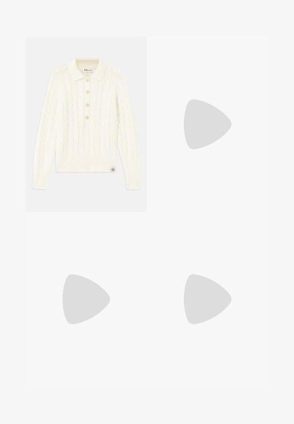 Pull en maille torsadée crème avec un col, patte de boutonnage à quatre boutons, poignets côtelés et un petit patch logo en bas.; Pantalon large en coton bleu marine avec plusieurs poches. Présente un texte et des graphiques colorés brodés, y compris des cœurs et des phrases ludiques.; Ballerines en cuir noir avec un bout rond, texture lisse, détails de couture minimalistes et design de semelle flexible.; Sac à main en cuir marron avec une fermeture à rabat, des accents en métal doré, une bandoulière et une texture lisse. Forme rectangulaire compacte.