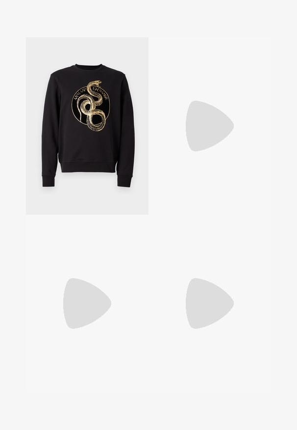 Felpa nera con collo rotondo, caratterizzata da una grafica di un serpente dorato e il testo "Armani Exchange" all'interno di un design circolare sul davanti.; Jeans in denim grigio con un taglio dritto, design a cinque tasche e chiusura con bottone in vita. Textura leggermente scolorita su tutta la superficie.; Sneaker in pelle bianca con una finitura liscia, punta rotonda, lacci piatti e suola testurizzata. Presenta un logo discreto sul tallone.; Zaino in pelle nera con un design strutturato, chiusura a ribalta, chiusura a singolo gancio, tasche laterali e un accento in tessuto decorato alla base.