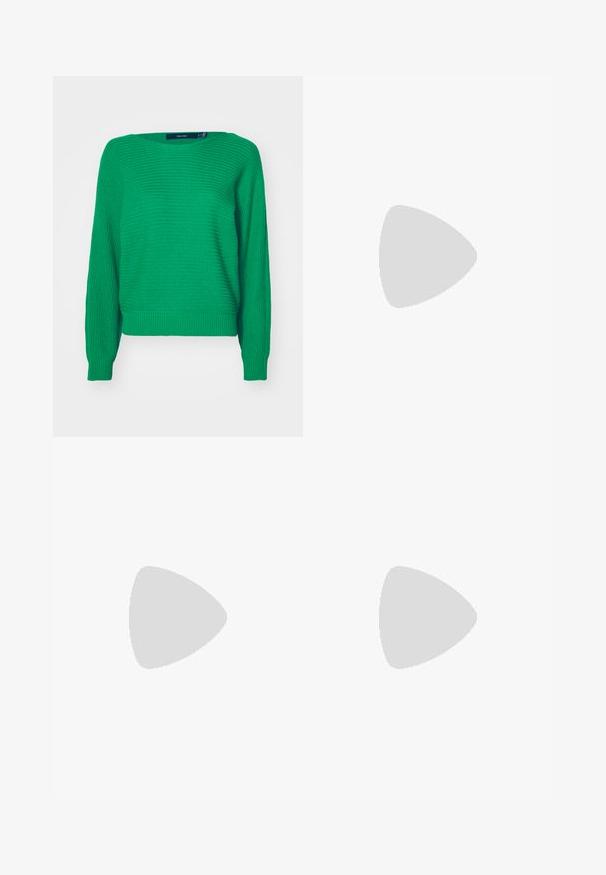 Sweater verde tricotado com mangas longas, bainha e punhos canelados, apresentando uma superfície texturizada e um corte solto. Etiqueta visível na gola.; Calças pretas, leves, com um cinto elástico e punhos franzidos. O tecido é suave e apresenta um design relaxado e afunilado.; Sapatos de plataforma em couro preto com um salto bloco robusto, bico redondo e design clássico de atacadores. Apresentam uma textura suave e detalhes mínimos.; Bolsa de couro preta com forma curva, alça destacável e detalhes em dourado. A bolsa possui uma aba com detalhe de fivela.