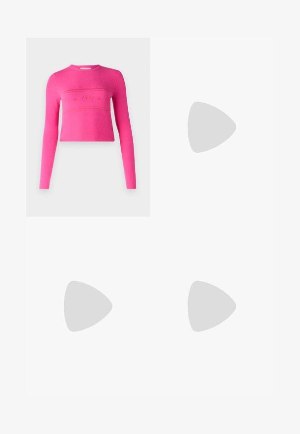 Ružičasti kratki pulover od teksturirane tkanine, s dugim rukavima i horizontalnim uzorkom sa simbolima i zvjezdicama preko prsnog dijela.; Crne hlače od glatkog materijala s visokim strukom, širokim nogavicama, prednjim pregibima i klasičnim petljama za remen. Nema vidljivih bočnih džepova.; Crne kožne cipele s remenom oko pete, s izduženim vrhom, dekorativnim trakama s metalnim rupama i niskom blok petom. Teksturirana površina.; Crna kožna torba za ruke s zaobljenim oblikom, širokim remenom i teksturiranim završetkom. Sadrži suptilan detalj šava i zlatnu metalnu akcentu.