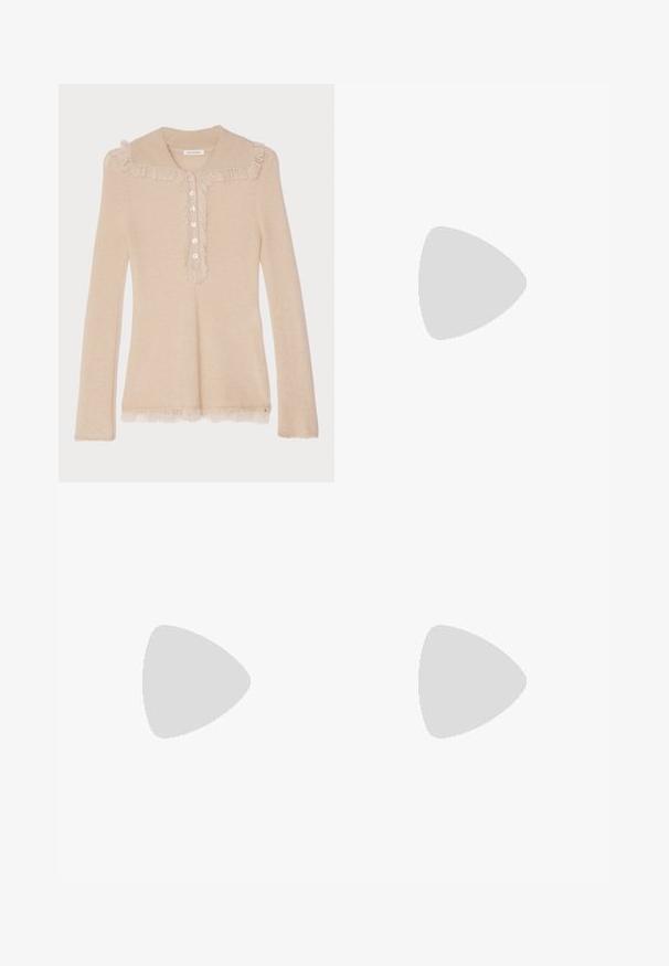 Hosszú ujjú bézs kötött pulóver, fodros Peter Pan gallérral, gombos nyitással és fodros díszítéssel a galléron és az alján.; Fekete szoknya rétegezett csipkével, testhezálló derékkal és állítható pántokkal. A dizájn hullámszerű mintázattal rendelkezik.; Fekete slingback magassarkú cipő hegyes orral, textúrált kígyómintával, stiletto sarokkal, és díszes csattal a pánton.; Fekete bőr kézitáska, frufrus részletekkel, arany láncos vállpánttal és kivágott fogantyúval. Az elülső részen logó található.