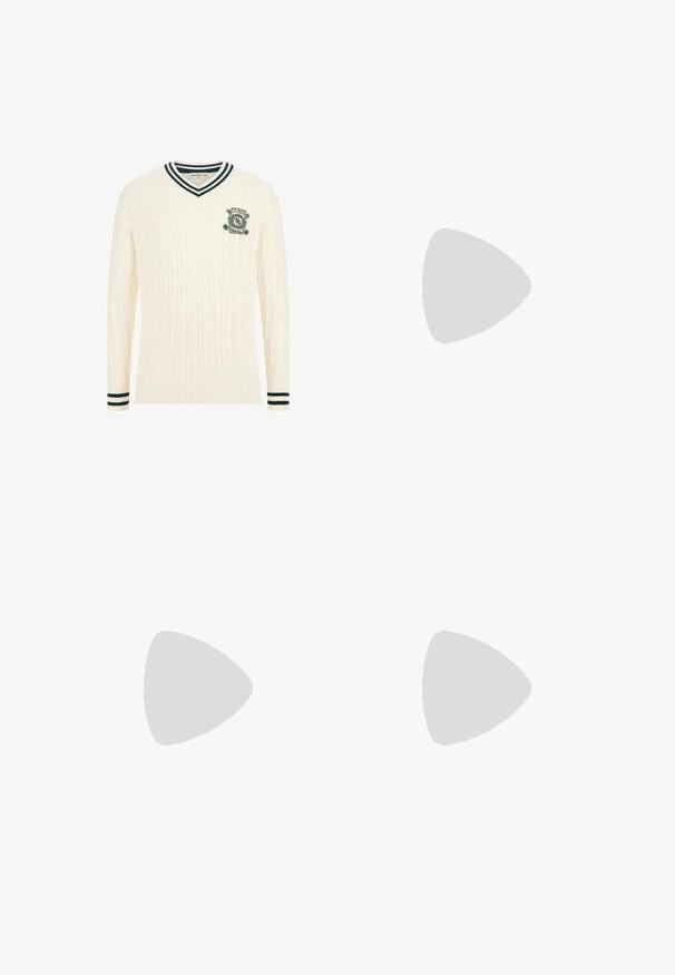 Krém színű, fonott mintás pulóver V-nyakkal, zöld csíkos mandzsettákkal és hímzett logóval a mellrészen. Puha tapintású és testhezálló dizájn.; Fekete, túlméretes póló sötétszürke "ALLSAINTS" felirattal a mellkason, alatta kisebb betűkkel "LONDON" felirattal.; Világoskék, slim fit farmernadrág enyhe kopással a combokon, elöl gombos záródással, övbujtatókkal és öt zsebbel, fehér háttérrel.; Szürke sportcipő velúr és textil felsőrésszel, fehér Nike pipa logóval és fehér fűzőkkel. Jellemzője egy texturált gumi talp és párnázott bokarész.