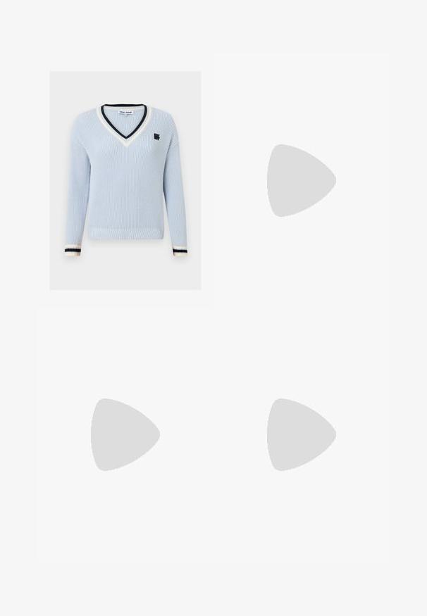 Világoskék V nyakú kötött pulóver fekete-fehér csíkos részletekkel a gallérnál és az ujjaknál, apró logóval a mellrészen.; Fekete, testhezálló nadrág egyenes szárú kivitelben, sima textúrával és éles redőkkel az elején. Nincs látható fémalkatrész.; Fekete bőr slingback magassarkúk, hegyes orral, vékony sarkakkal és arany színű részlettel a állítható pánton. Simа felület.; Fekete bőr kézitáska, strukturált dizájnnal, rövidített formával, felső fogantyúval és arany színű kiegészítőkkel. Állítható vállpánt is tartozik hozzá.