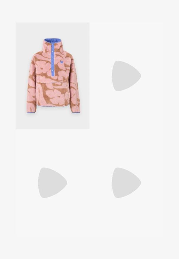 Suéter de forro polar con un patrón floral en rosa y marrón, con cuello alto, cierre de botones azules y un bolsillo delantero.; Camiseta blanca de manga corta hecha de algodón, con un logotipo gráfico en verde dentro de una forma ovalada en el centro del pecho.; Pantalones de chándal verde oscuro hechos de una tela suave, con una cintura elástica y costuras laterales, y un pequeño logo en la parte delantera.; Zapatilla blanca hecha de material sintético suave, con puntera redonda, suela plana y sutiles acentos de logo en los laterales. Diseño clásico de caña baja.