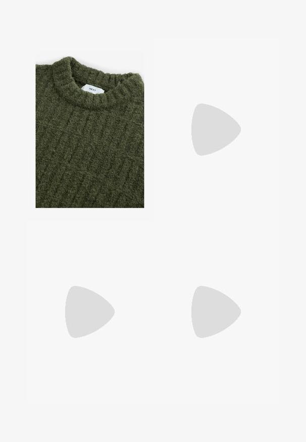 Zelený pletený svetr s vysokým límcem, texturovaným povrchem a jemným vertikálním žebrováním. Obsahuje přišitou nášivku na límci.; Beige kalhoty na stažení v pase s elastickým pasem, širokými nohavicemi, dvěma bočními kapsami a prošívanými detaily na lemu. Měkká, lehká tkanina.; Bílá teniska s hladkým koženým svrškem, plochými tkaničkami a silnou gumovou podrážkou. Minimalistický design obsahuje jemné švy a bezšvové detaily.; Plátěná taška s potiskem, zobrazující kresleného medvěda v zeleném šálu a blejzru, s hnědými koženými ramenními popruhy. Bílý podklad, potiskovaný design.