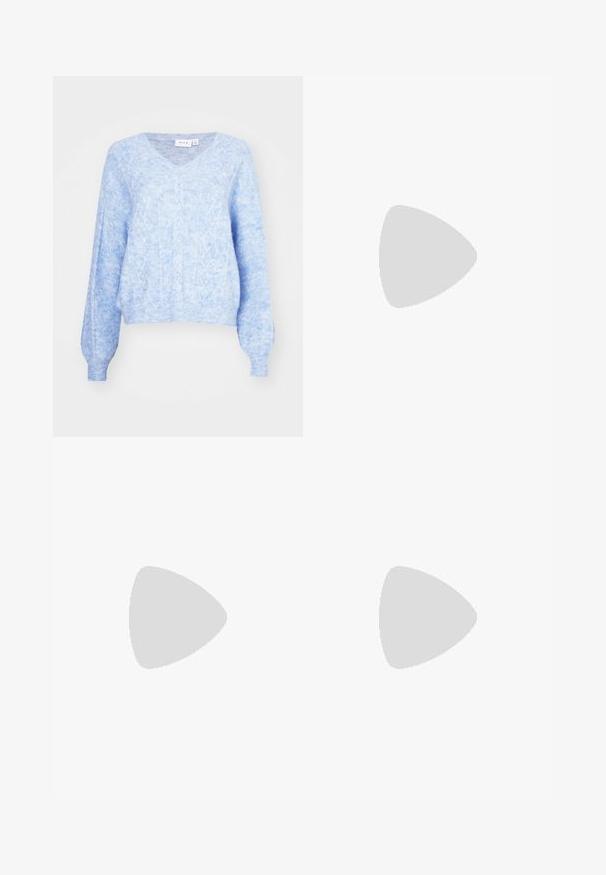 Ανοιχτόμπλε ζακέτα με V λαιμόκοψη, σε υφή με καλωδιωτό σχέδιο, με μακριά μανίκια και ριχτές μανσέτες. Μαλακό, ελαφρύ ύφασμα με χαλαρή εφαρμ�ογή.; Ανοιχτό γαλάζιο τζιν παντελόνι σε καμπάνα, κατασκευασμένο από τζιν ύφασμα, με ψηλή μέση, πέντε τσέπες και κλείσιμο με έναν μόνο κουμπί. Μαλακή υφή με ξεθωριασμένο φινίρισμα.; Μαύρα πατεντέ δερμάτινα γοβάκια slingback με μυτερή μύτη και γεωμετρικό τακούνι. Έχουν κομψό, μινιμαλιστικό σχέδιο και λεία υφή.; Μαύρη δερμάτινη τσάντα tote με λείο υφή, ορθογώνιο σχήμα και δύο μακριές λαβές. Χωρίς ορατό υλικό ή διακοσμητικά στοιχεία.