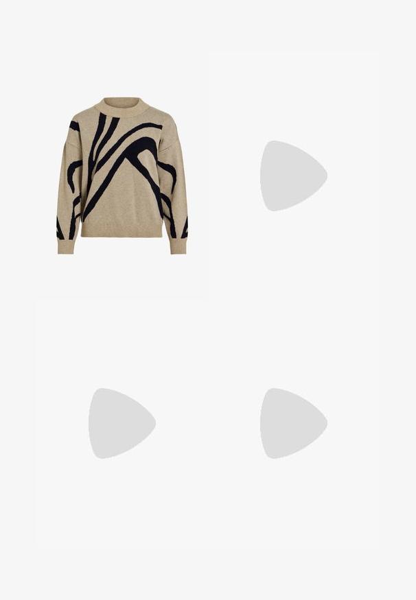 Pulover tricotat bej cu linii negre abstracte curbe, guler înalt cu nervuri, manșete și margine, expus pe un fundal alb.; Jeanși cu picioare largi din denim albastru închis. Prezintă cusături contrastante, cinci buzunare și o închidere cu nasture la talie. Textură netedă.; Pantofi negri cu un detaliu mic de fundiță la vârf, asortați cu colanți maro închis, cu textură ondulată. Pantofii au o textură netedă și un profil joase.; Geantă de clutch rectangulară albă, realizată dintr-un material lucios, având o curea de lanț argintie. Modelul pozează, evidențiind geanta pe un fundal simplu.