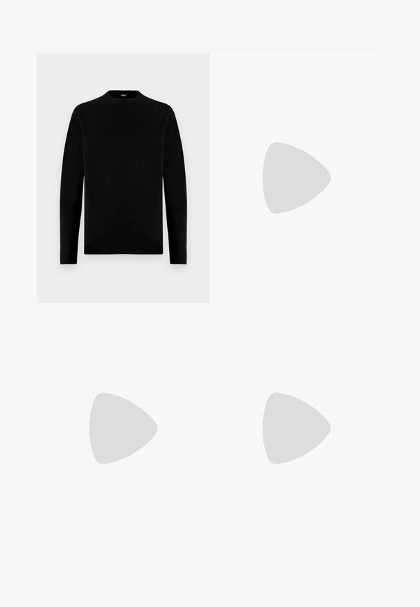 Schwarzer langärmeliger Pullover mit Rundhalsausschnitt, simplem, einfarbigem Design und kleinem Markenetikett im Kragen.; Langärmliges weißes Baumwollhemd mit rundem Ausschnitt, seitlichen Schlitzen am unteren Rand und glatter Textur, von hinten präsentiert.; Helle blaue Jeans im Geradeschnitt-Design, mit fünf Taschen, Knopfverschluss, minimaler Ausbleichung und kontrastierenden Nähdetails.; Weißer Sneaker mit glattem Lederobermaterial und niedrigem Profil. Verfügt über eine runde Zehenpartie, sechs Ösen und eine strukturierte Gummisohle.