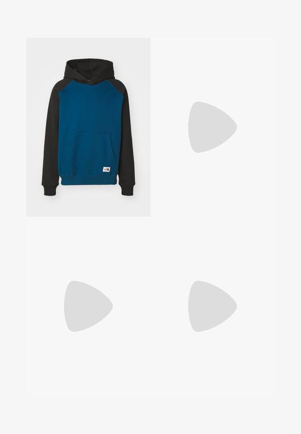 Felpa con cappuccio blu e nera, dotata di tasca a marsupio, polsini e orlo a coste. Presenta un'etichetta logo prominente sul fondo.; T-shirt bianco a maniche lunghe realizzato in cotone. Presenta un classico collo a giro e cuciture delle spalle abbassate, con una texture liscia e uniforme.; Shorts in cotone grigio chiaro con vita elasticizzata, cordoncino regolabile e logo Nike nero sul lato sinistro.; Sneaker in pelle nera con superficie texture, baffo Nike bianco, suola grigia, punta rotonda e design con lacci. Presenta delle perforazioni sulla punta.