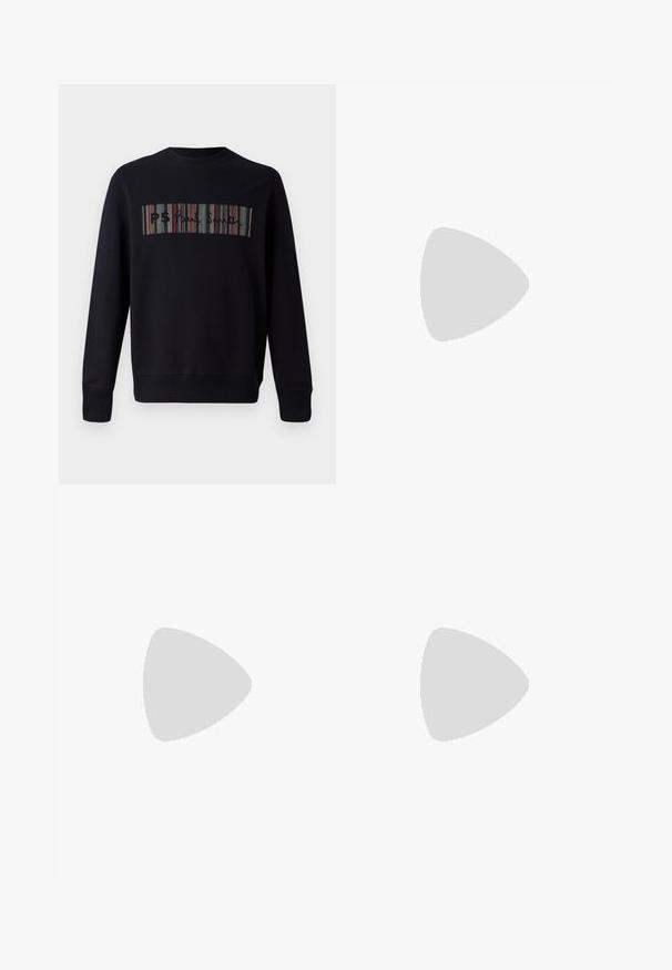 Schwarzer Sweatshirt mit Rundhalsausschnitt, verfügt über mehrfarbige gestickte Streifen auf der Vorderseite mit dem Text "PS." Mit gerippten Ärmelabschlüssen und Saum.; Filippa K TERRY CROPPED TROUSERS - Stoffhose - sage melange; Weiße Ledersneaker mit glatter Oberfläche, runder Zehenpartie, flachen Schnürsenkeln und strukturiertem Sohlenprofil. Mit einem dezenten Logo an der Ferse.; Schwarze runde Sonnenbrille mit dunklen Gläsern und schlanken Metallbügeln. Enthält klare Tempelspitzen und silberne Akzente am Scharnier. Minimalistisches Design.