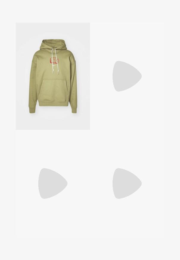 Olīvu zaļa kapuce ar mīkstu audumu, ar priekšējo kabatu, baltiem stringiem un sarkanu grafisko logotipu uz krūšu.; Trīs baltas ribotas krūšturi, kas izgatavoti no kokvilnas. Iezīmēti ar apaļu kakla izgriezumu un maziem melniem etiķetēm tuvu apakšmalai. Pieejami vairākos izmēros.; Pelēki Nike sporta bikses ar aukliņu viduklī, sašaurinātiem galiem, sānu kabatām un izteiktām šuvēm. Mīksta, teksturēta auduma.; Brūnas ādas mokasīni ar pušķu akcentiem, strukturēta virsma un kontrastējošs dzeltenais diegs melnajā gumijas zole. Sānu skats.; Metāla ķēdes kaklarota ar izstieptām saitēm tumšā ieroču tinuma krāsā. Satur ģeometrisku akcentu un aizdari ar zīmola detaļu.