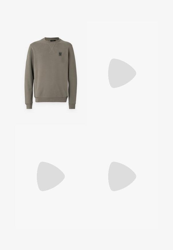 Felpa verde oliva realizzata in misto cotone, con collo rotondo, polsini a coste e una piccola etichetta con logo sul lato sinistro del petto.; Camicia bianca in cotone a maniche lunghe con scollatura rotonda, spacchi laterali in fondo e una texture liscia, mostrata da dietro.; Jeans in denim blu chiaro con design a gamba dritta, cinque tasche, chiusura con bottone, leggero sbiadimento e dettagli di cucitura a contrasto.; Sneaker bianco con tomaia in pelle liscia e profilo basso. Presenta una punta arrotondata, sei occhielli e una suola in gomma testurizzata.