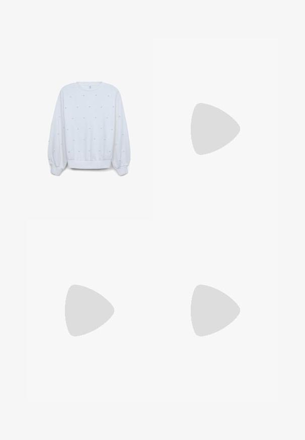 Felpa bianca a maniche lunghe, caratterizzata da un tessuto testurizzato decorato con piccole perle decorative di dimensioni uniformi. Polsini e orlo a costine.; Pantaloni sportivi neri con strisce laterali bianche, cinturino elastico e patch con logo. Realizzati in tessuto morbido e leggero. Design a gamba dritta.; Stivali neri al ginocchio in pelle liscia, con punta appuntita, tacco a blocco e un'apertura a forma di V nella parte superiore.; Occhiali da sole neri rettangolari con lenti scure, finitura lucida, aste larghe e design della montatura spessa. Nome del marchio inciso su un'asta.