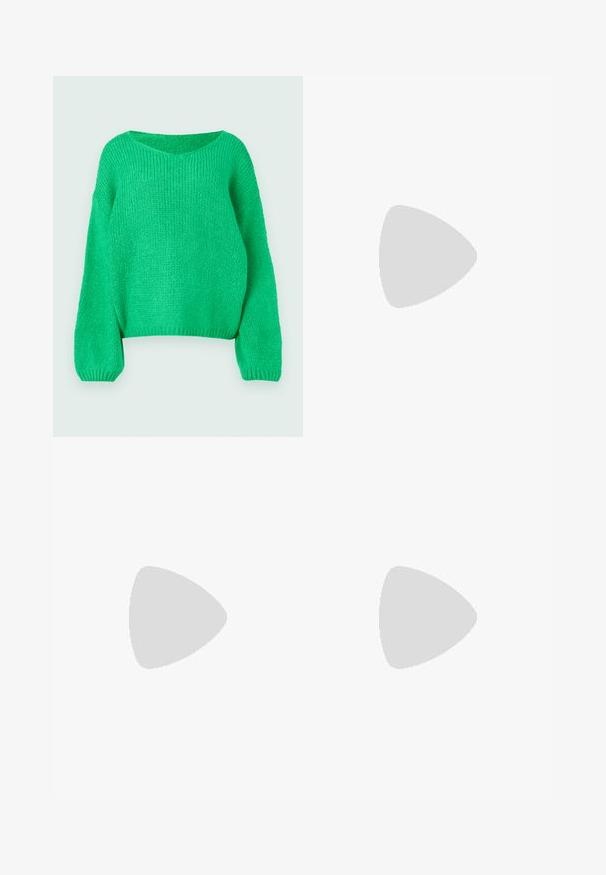 Πράσινο πλεκτό πουλόβερ με χαλαρή εφαρμογή, φαρδιά λαιμόκοψη και μακριά μανίκια. Η υφή είναι ραβδωτή, με πυκνό σχέδιο βελονιάς.; Μαύρη και μπεζ μακριά φούστα με ελαστική μέση, που διαθέτει αφηρημένο μοτίβο ζωικής εκτύπ�ωσης και ροή σιλουέτας.; Μαύρα πατεντέ δερμάτινα γοβάκια slingback με μυτερή μύτη και γεωμετρικό τακούνι. Έχουν κομψό, μινιμαλιστικό σχέδιο και λεία υφή.; Μαύρη δερμάτινη tote τσάντα με λείο υφή, καμπύλο σχήμα και μία ρυθμιζόμενη ζώνη. Διαθέτει μεγάλη άνοιγμα στην κορυφή.