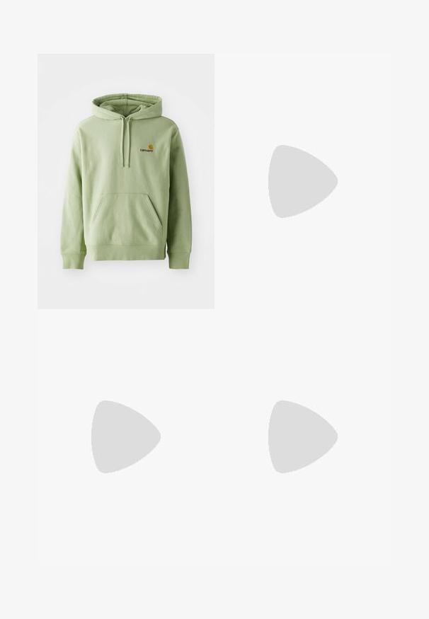 Hellgrüner Pullover-Hoodie aus weichem Stoff, mit einer Kängurutasche, einer Zugkordelkapuze und einem kleinen gestickten Logo auf der Brust.; Weißes Baumwoll-T-Shirt mit kurzen Ärmeln, Rundhalsausschnitt und lässigem Schnitt. Glatte Textur ohne sichtbare Muster oder Akzente.; Cargo-Hosen in Olivgrün, aus Baumwolle, mit weitem Bein, Falten und seitlichen Taschen für Funktionalität.; Weiße Sneaker mit einem Obermaterial aus glattem Leder, runder Zehenpartie, flacher Sohle und minimalistischem Design. Verfügt über dezentes Branding und einen beigen Akzent an der Ferse.; Metallgestellte Sonnenbrille mit ovalen grünen Gläsern. Dünner silberner Metallrahmen und schwarze Ohrstücke. Minimalistisches Design, keine sichtbaren Logos.