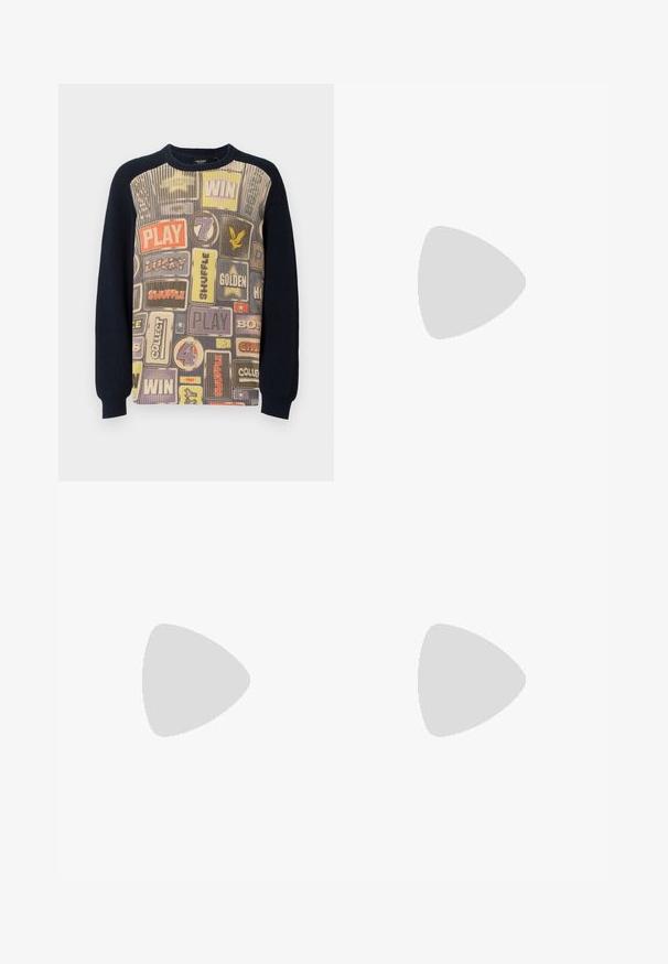 Stickad tröja med ett mönstrat framstycke med speltemabaserad grafik i olika färger och en mörk marinblå ribbad stickad baksida och ärmar.; Vit långärmad skjorta i bomull med rund halsringning, sidofickor längst ner och en slät yta, visad bakifrån.; Ljust blå denimjeans med rak passform, fem fickor, knappstängning, minimal blekning och kontrasterande sömdetaljer.; Vit sneaker med en slät läderövre och låg profil. Har en rundad tå, sex snörhål och en strukturerad gummisula.