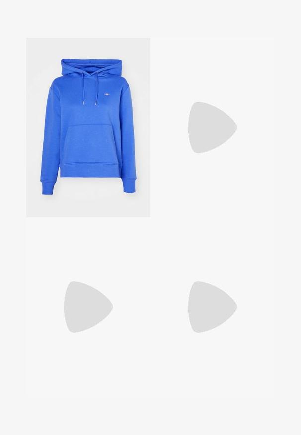 GANT SHIELD HOODIE - Felpa - greece blue; Pantaloni a gamba larga in tessuto crema chiaro, dotati di tasche laterali, frontale liscio e chiusura a un bottone in vita. Texture morbida.; Scarpa slingback a punta in pelle bianca sporca, caratterizzata da un tacco basso e un design con ritagli, dal texture liscia e con accenti minimi.; Borsa a tracolla in pelle nera con una texture morbida, forma triangolare e tracolla regolabile, abbinata a una camicia a righe blu chiaro e pantaloni bianchi.